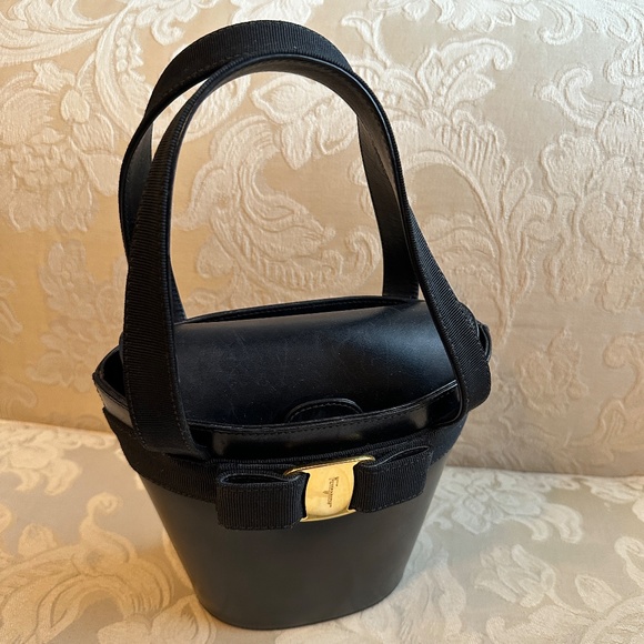 Salvatore Ferragamo black leather bucket bag - Picture 8 of 16